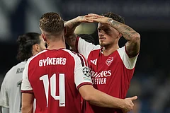 Arsenal's Viktor Gyoekeres, left, and Arsenal's Ben White celebrate at the end of the Champions League soccer match between Napoli and Arsenal, in Naples, southern Italy. - | Photo: AP/Gregorio Borgia