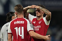 | Photo: AP/Gregorio Borgia : Arsenal's Viktor Gyoekeres, left, and Arsenal's Ben White celebrate at the end of the Champions League soccer match between Napoli and Arsenal, in Naples, southern Italy.