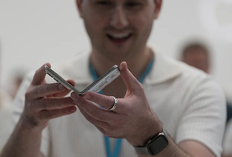 iPhone Duo 7.6 inch screen in hand