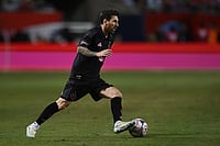 Messi Assist And Casemiro Header Keep Inter Miami Unbeaten | Photo: AP/Paul Beaty : Inter Miami's Lionel Messi moves the ball during the second half of an MSL soccer match against the Chicago Fire in Chicago.