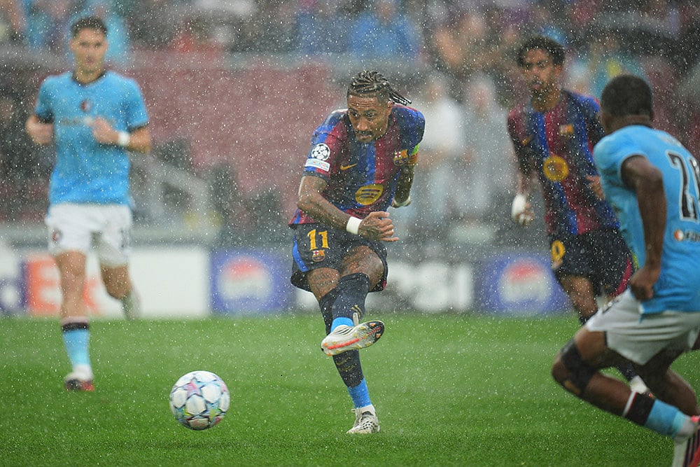 Barcelona's Raphinha scores the opening goal of his team during the Champions League opening phase soccer between Barcelona and Feyenoord in Barcelona, Spain. - | Photo: AP/Emilio Morenatti