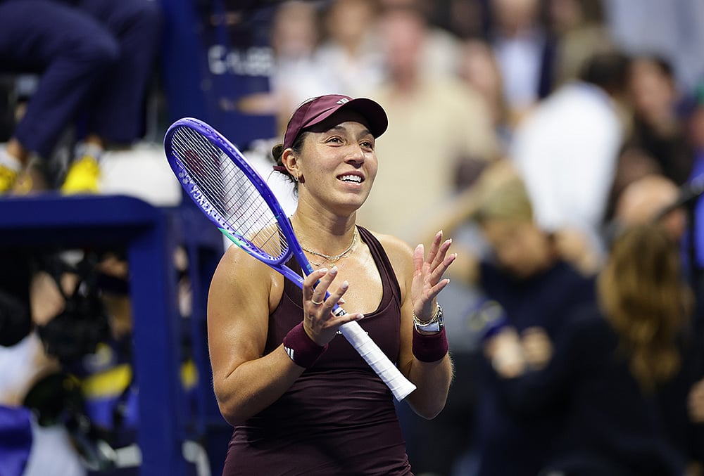 Jessica Pegula, of the United States, acknowledges the fans after defeating Emma Navarro, of the United States, in three sets during the quarterfinal round of the U.S. Open tennis championships, Tuesday, Sept. 8, 2026, in New York.  - | Photo: AP/Adam Hunger