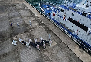 | Photo: AP/Aaron Favila : Rescuers carry the remains of victims of the recent fire on the MV June Aster ferry as they arrive on board a Philippine Coast Guard vessel at the Borac port in Coron, Palawan province, western Philippines, Saturday, Sept. 12, 2026.