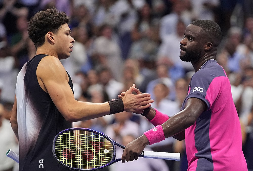 Frances Tiafoe, of the United States, right, greets Ben Shelton, of the United States, after Shelton won their match during the men's singles semifinals of the U.S. Open tennis championships Friday, Sept. 11, 2026, in New York.  - | Photo: AP/Frank Franklin II