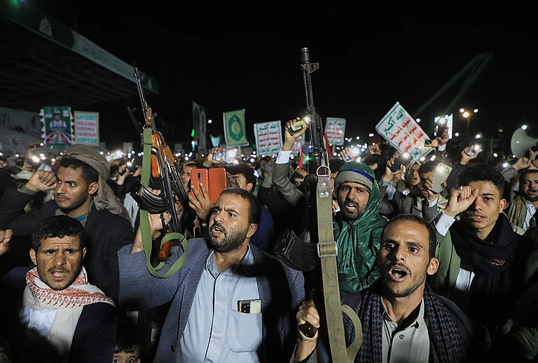 Supporters of Yemen’s Houthi rebels chant and raise rifles during a rally organized to celebrate the group’s capture of Mayun Island in the strategic Bab el-Mandeb Strait, in Houthi-controlled Sanaa, Yemen, Friday, Sept. 11, 2026. - | Photo: AP/Osamah Abdulrahman