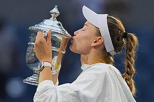 | Photo: AP/Kirsty Wigglesworth : Elena Rybakina, of Kazakhstan, kisses the trophy after she won the women's singles final of the U.S. Open tennis championships against Aryna Sabalenka, of Belarus in New York.
