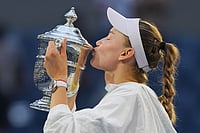 Rybakina Ends Sabalenka’s Reign To Claim Maiden US Open Crown In New York | Photo: AP/Kirsty Wigglesworth : Elena Rybakina, of Kazakhstan, kisses the trophy after she won the women's singles final of the U.S. Open tennis championships against Aryna Sabalenka, of Belarus in New York.