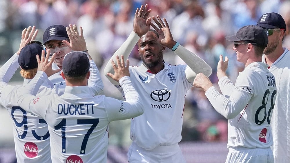 England's Jofra Archer, center, facing the camera, celebrates with teammates the wicket of Pakistan's Shan Masood on day two of the second cricket test match between England and Pakistan in London, Friday, Aug. 28, 2026. - | Photo: AP/Dave Shopland