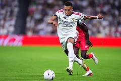 Real Madrid's Kylian Mbappe runs with the ball during the Spanish La Liga soccer match between Real Madrid and Rayo Vallecano in Madrid, Spain. - | Photo: AP/Manu Fernandez