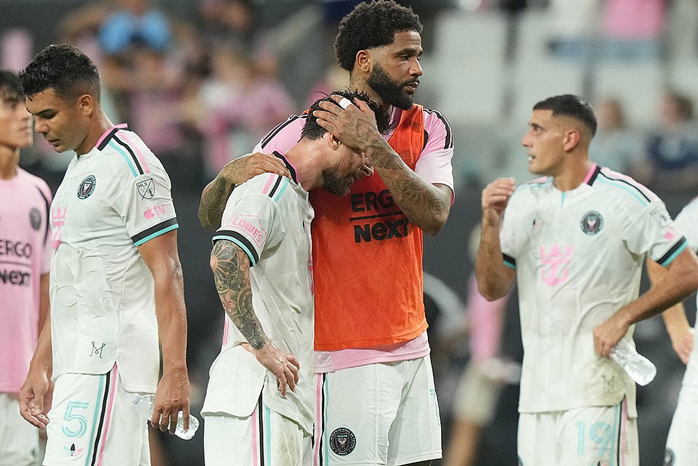 Inter Miami forward Lionel Messi is embraced by a teammate after a draw against Nashville at the end of an MLS soccer match in Miami. - | Photo: AP/Marta Lavandier
