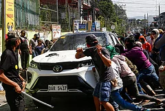 A group attacks a vehicle from an opposing group outside a school used as a polling center during the Bangsamoro Autonomous Region in Muslim Mindanao parliamentary elections in Cotabato city, southern Philippines, Monday, Sept. 14, 2026. - | Photo: AP