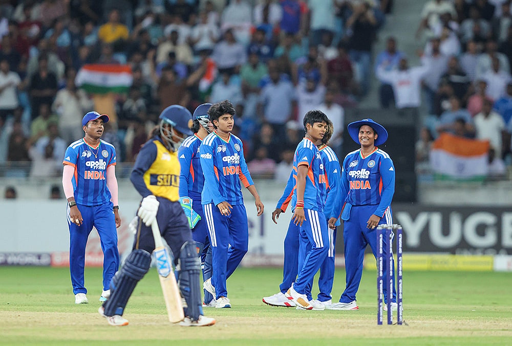 Harmanpreet Kaur lifting Asia Cup trophy pics