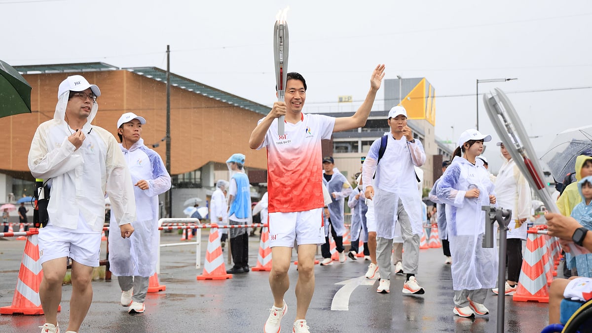 Conductor Koji Sumida and 12 other runners passed the Olympic flame along from the Bay Area to a grand finale at the fantastical Takejima Recreation Ground. - AsianGames_2026/X