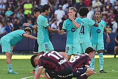 Barcelona's players celebrate at the end of the Spanish La Liga soccer match between Levante and Barcelona in Valencia, Spain, Sunday, Sept. 13, 2026.
- | Photo: AP/Alberto Saiz