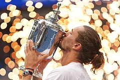 Alexander Zverev, of Germany, kisses the trophy after winning the men's singles final of the U.S. Open tennis championships against Ben Shelton, of the United States in New York. - | Photo: AP/Frank Franklin II