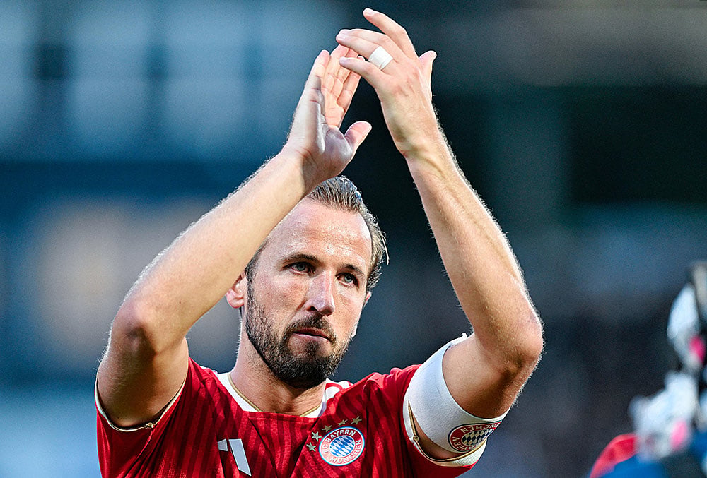 Munich's Harry Kane applauds after the German Bundesliga soccer match between SV Elversberg and FC Bayern Munich in Elversberg, Germany, Sunday, Sept. 13, 2026.  - | Photo: Uwe Anspach/dpa via AP