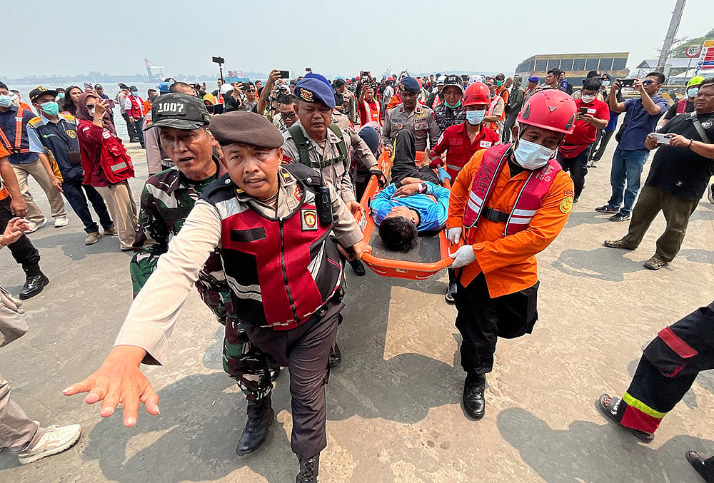 Rescuers carry a survivor from a passenger ferry overturned in bad weather in the Java Sea on a stretcher upon arrival at a port in Banjarmasin, South Kalimantan, Indonesia, Tuesday, Sept. 15, 2026.  - | Photo: AP/Iman Satria