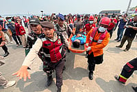 | Photo: AP/Iman Satria : Rescuers carry a survivor from a passenger ferry overturned in bad weather in the Java Sea on a stretcher upon arrival at a port in Banjarmasin, South Kalimantan, Indonesia, Tuesday, Sept. 15, 2026. 