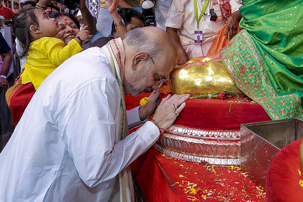 Amit Shah seeks at Lalbaugcha Raja Ganpati mandal