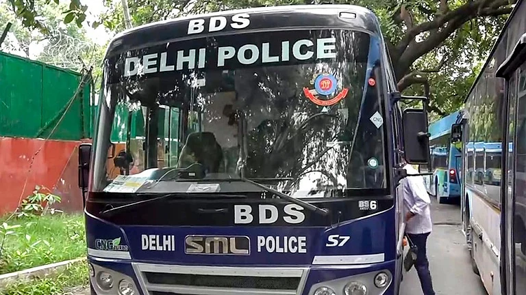 Representative Image of a Delhi Police Bomb Disposal Squad (BDS) vehicle parked outside school - | Photo: PTI