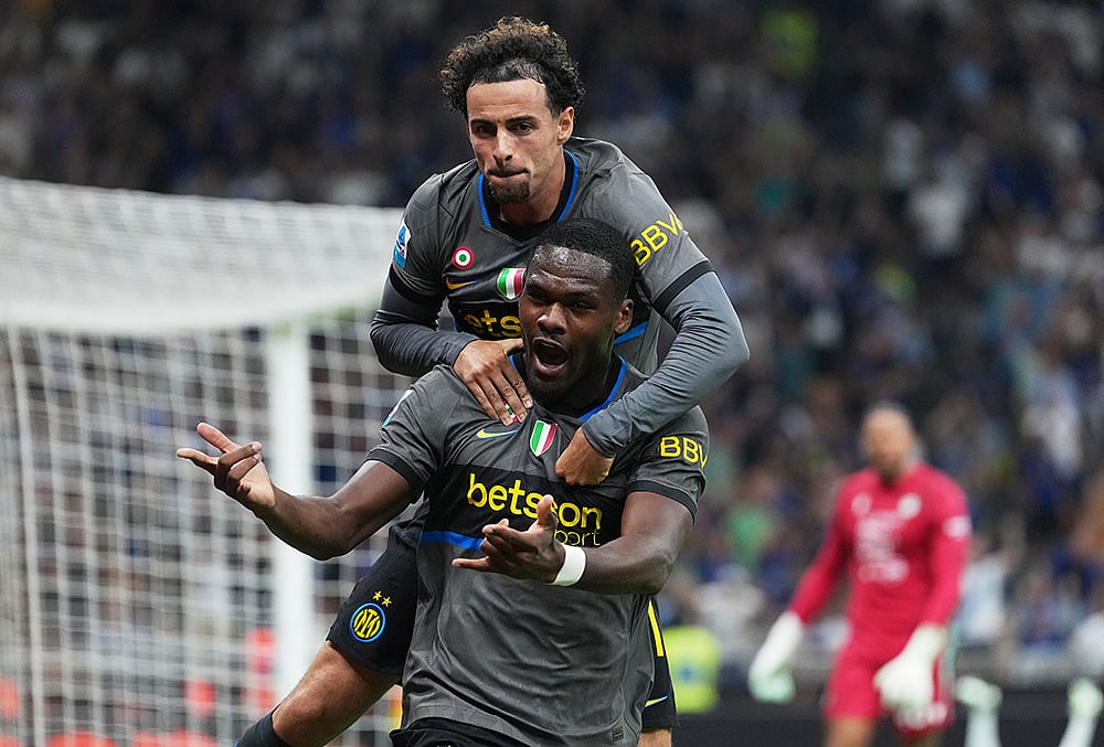 Inter Milan's Ange-Yoan Bonny, down, celebrates with Inter Milan's Kristjan Asllani after scoring his sides fifth goal during the Serie A soccer match between Inter Milan and Udinese in Milan, Italy, Monday, Sept. 14, 2026.  - | Photo: AP/Antonio Calanni