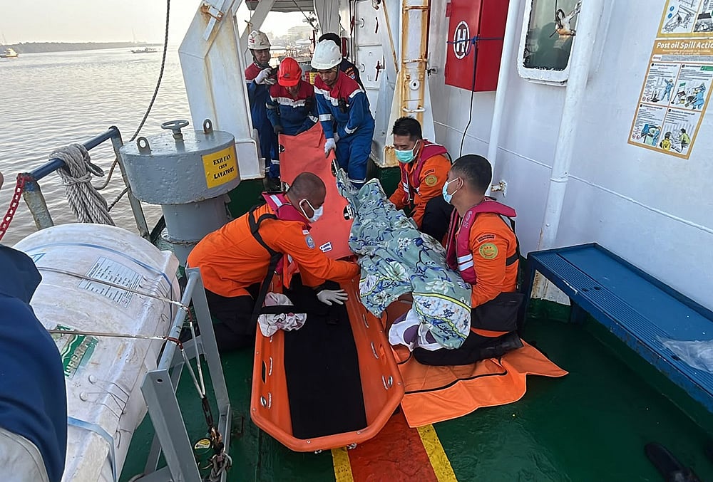 In this photo released by the Indonesias National Search and Rescue Agency (BASARNAS), rescuers put the body of a victim on a stretcher in Banjarmasin, South Kalimantan, Indonesia Monday, Sept. 14, 2026, after a passenger ferry overturned in bad weather in the Java Sea on Sunday. 
