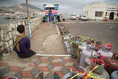 People fill their gas cans at a station in Aden, Yemen, Tuesday, Sept. 15, 2026. - | Photo: AP/Abdulnasser Alseddik
