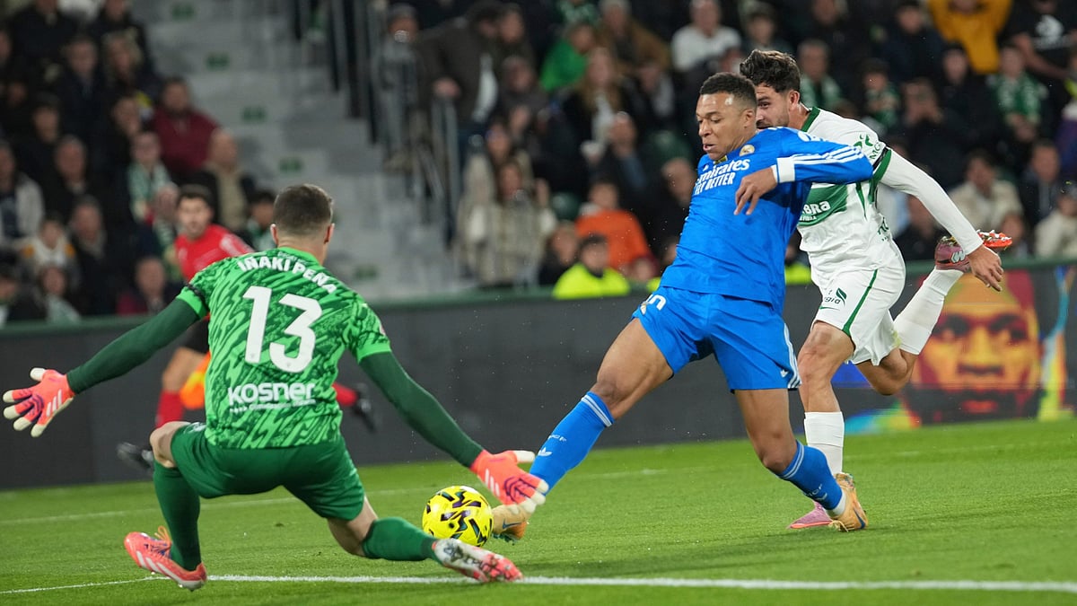 Real Madrid's Kylian Mbappe tries to score past Elche's goalkeeper Inaki Pena during the Spanish La Liga match on November 23, 2025.  - | Photo: AP/Alberto Saiz