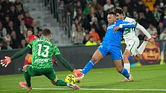 Real Madrid's Kylian Mbappe tries to score past Elche's goalkeeper Inaki Pena during the Spanish La Liga match on November 23, 2025. - | Photo: AP/Alberto Saiz