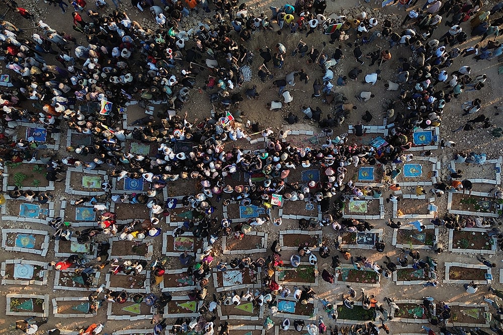 Mourners attend a funeral for prisoners who died in a fire that broke out during unrest at the local prison following days of tensions and protests in the predominantly Kurdish city of Kobani, northern Syria. - | Photo: AP/Baderkhan Ahmad