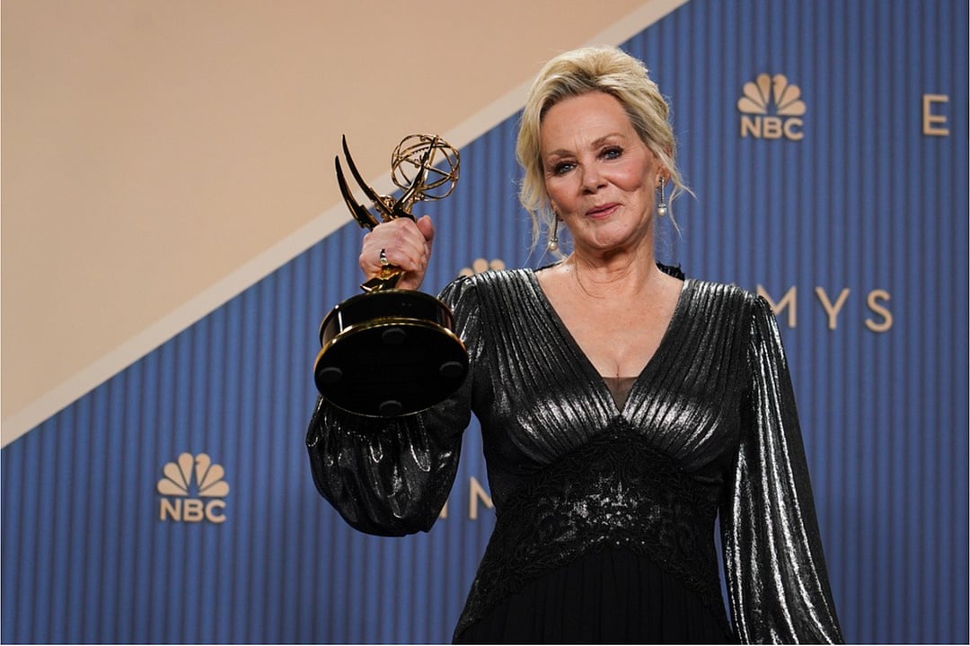 Jean Smart accepts the award for Outstanding Lead Actress