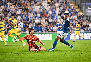 | Photo: Tiziano Ballabio/LaPresse via AP : Como's Kaiki, right, shoots on goal during the Serie A soccer match between Como Calcio and Parma Calcio 1913 in Como, Italy, Monday, Sept. 14, 2026.