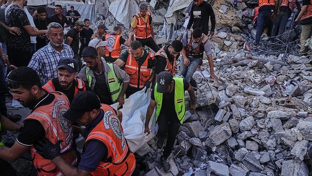Palestinian civil defense crews carry a body from the rubble of a collapsed building that housed displaced Palestinians and was heavily damaged during the Israel-Hamas war, in Gaza City, Wednesday, Sept. 16, 2026.  - | Photo: AP/Jehad Alshrafi