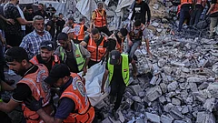 Palestinian civil defense crews carry a body from the rubble of a collapsed building that housed displaced Palestinians and was heavily damaged during the Israel-Hamas war, in Gaza City, Wednesday, Sept. 16, 2026. - | Photo: AP/Jehad Alshrafi