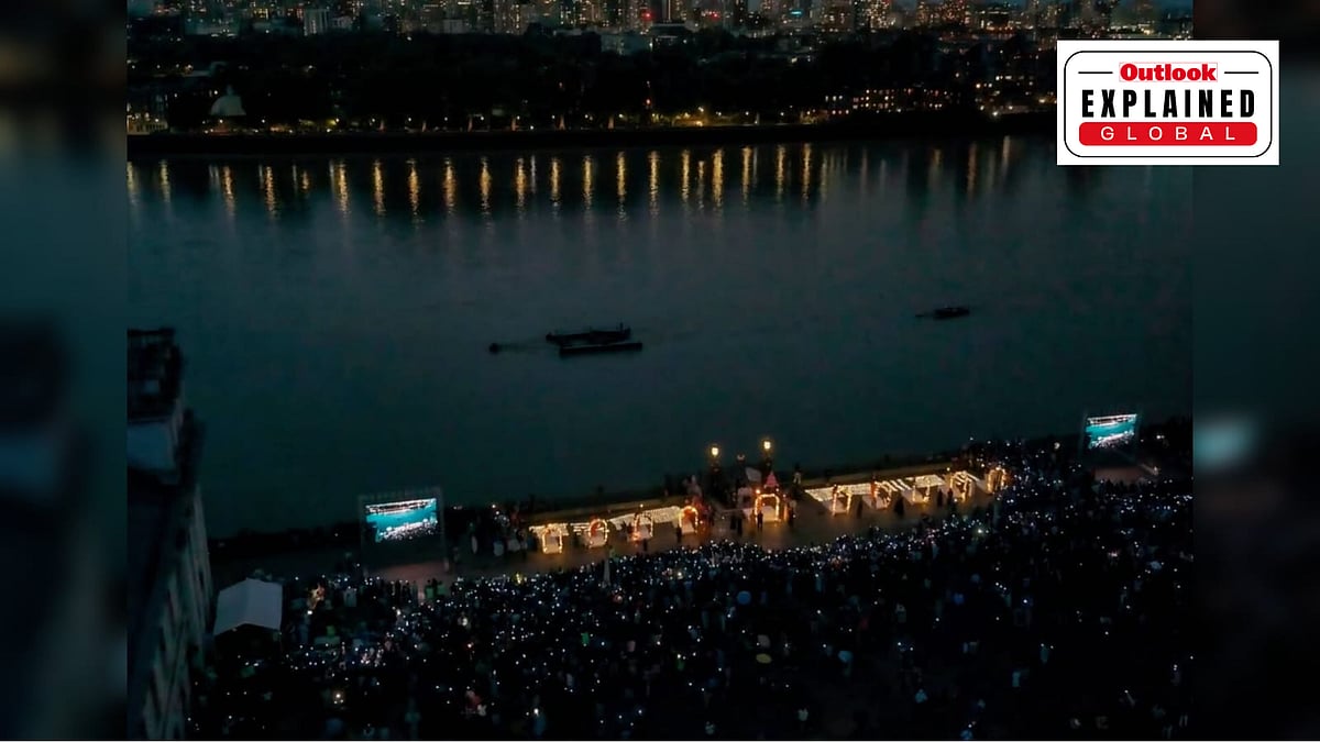 Thousands gathered at the Old Royal Naval College in Greenwich for Ganga Aarti on the Thames: A Ceremony of Light - the largest Ganga Aarti ever to be held in the UK - Instagram@chinmaya_uk