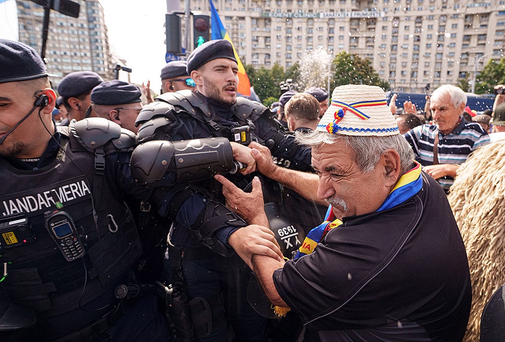 Demonstrators scuffle with riot police during a farmers' protest in Bucharest, Romania, Tuesday, Sept. 15, 2026.  - | Photo: AP/Vadim Ghirda