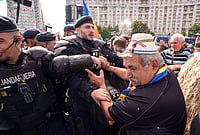 | Photo: AP/Vadim Ghirda : Demonstrators scuffle with riot police during a farmers' protest in Bucharest, Romania, Tuesday, Sept. 15, 2026. 