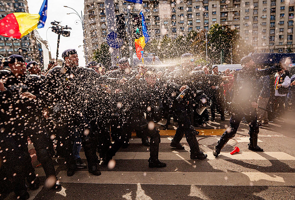 Romania farmers clash police
