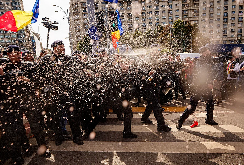 Romania farmers clash police