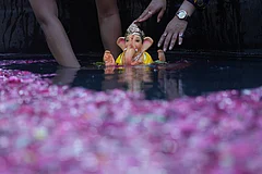 Devotees immerse an idol of the elephant-headed Hindu god Ganesha in an artificial pond during Ganesh Chaturthi, in Mumbai, India. - | Photo: AP/Rafiq Maqbool