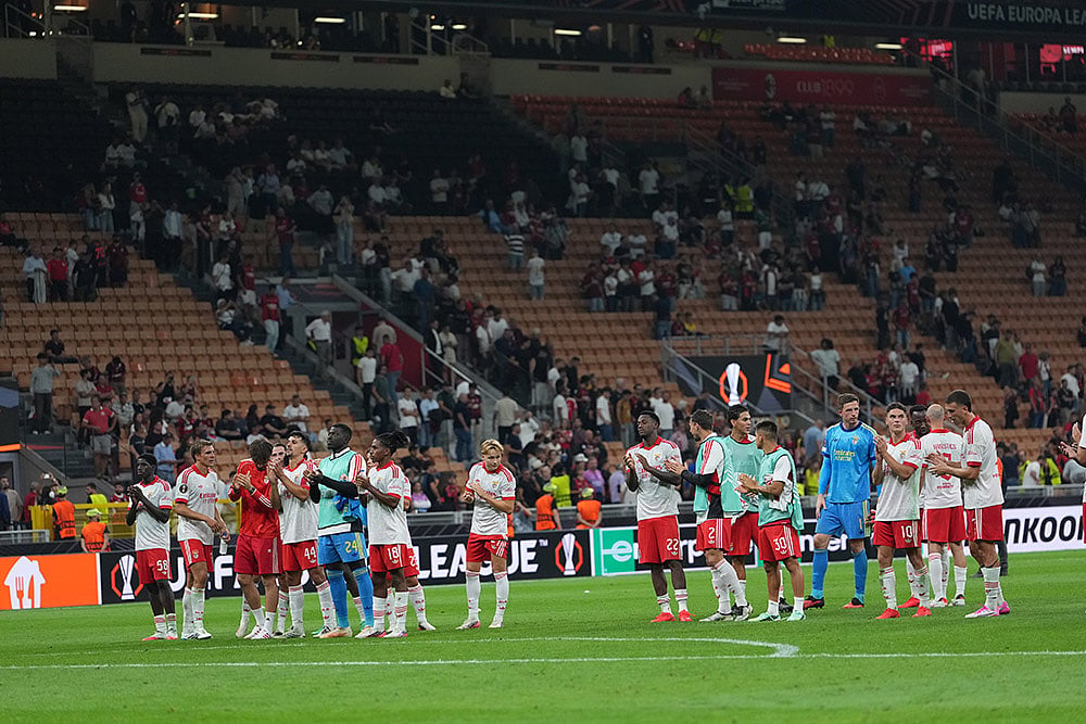 Benfica players celebrate at the end of the Europa League opening phase soccer match between AC Milan and Benfica in Milan, Italy. - | Photo: AP/Antonio Calanni