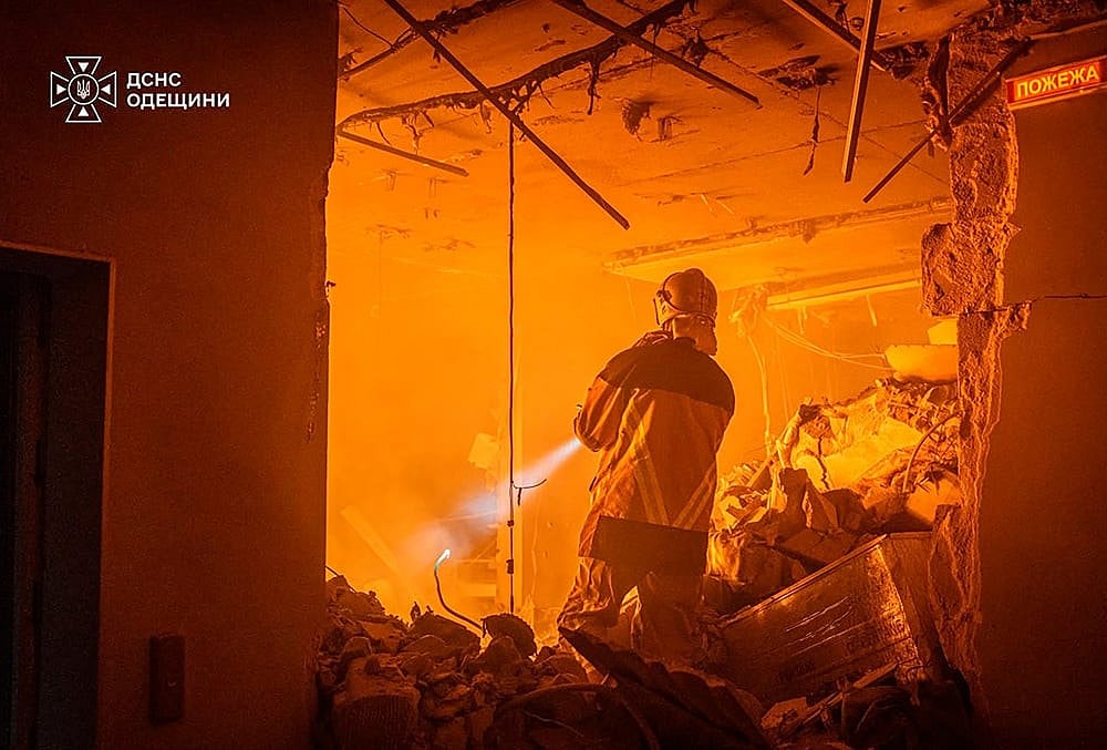 An emergency services personnel works to extinguish a fire following a Russian air attack in Odesa, Ukraine, Thursday, Sept. 17, 2026.  - | Photo: Ukrainian Emergency Service via AP