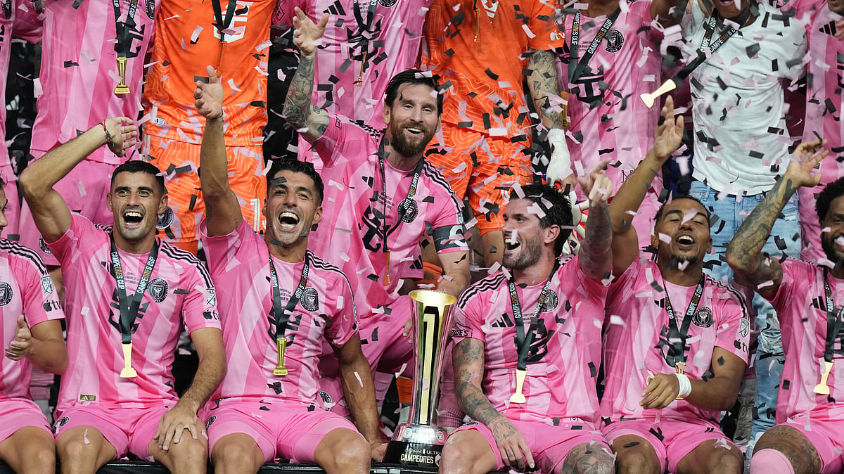 Inter Miami forward Lionel Messi, center, celebrates with his teammates after winning the Campeones Cup soccer match against Cruz Azul, Wednesday, Sept. 16, 2026, in Miami - (AP Photo/Lynne Sladky)