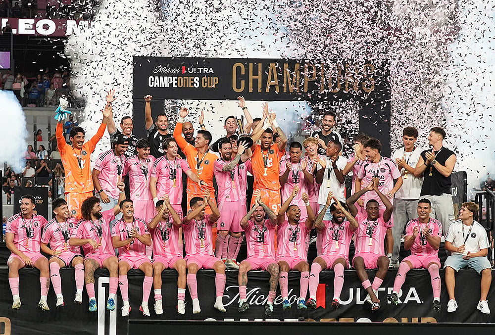 Inter Miami's Lionel Messi, center, celebrates with his teammates after defeating Cruz Azul in the Campeones Cup soccer match, Wednesday, Sept. 16, 2026, in Miami.  - | Photo: AP/Lynne Sladky
