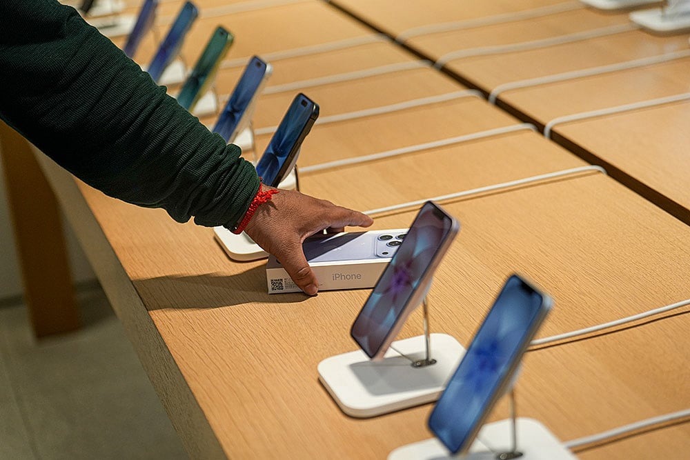 Official sales launch of iPhone 18 series in Delhi