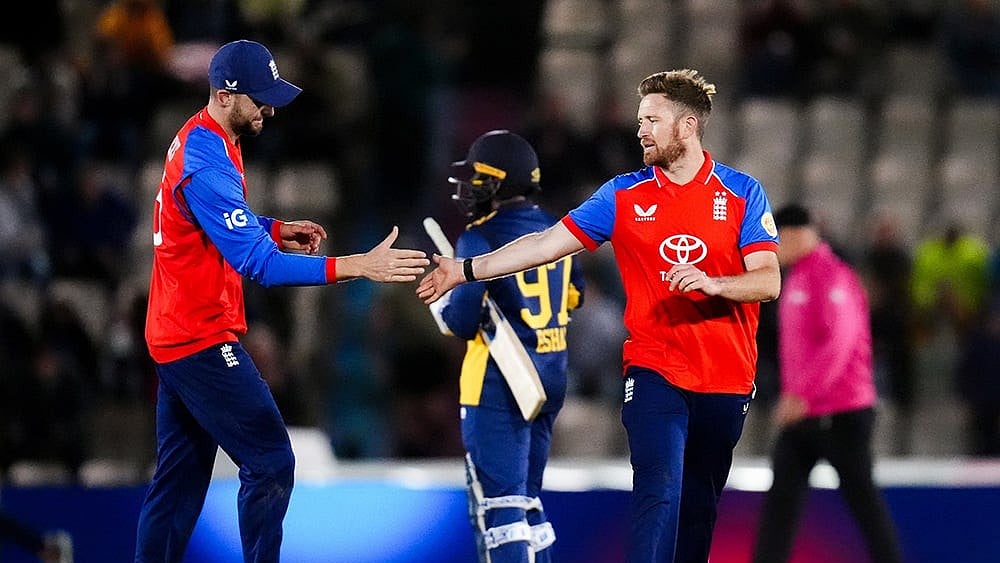 England's Liam Dawson, right, celebrates the wicket of Sri Lanka's Dushmantha Chameera to secure victory during the first IT20 match between England and Sri Lanka in Southampton, England, Tuesday Sept. 15, 2026.  - | Photo: John Walton/PA via AP