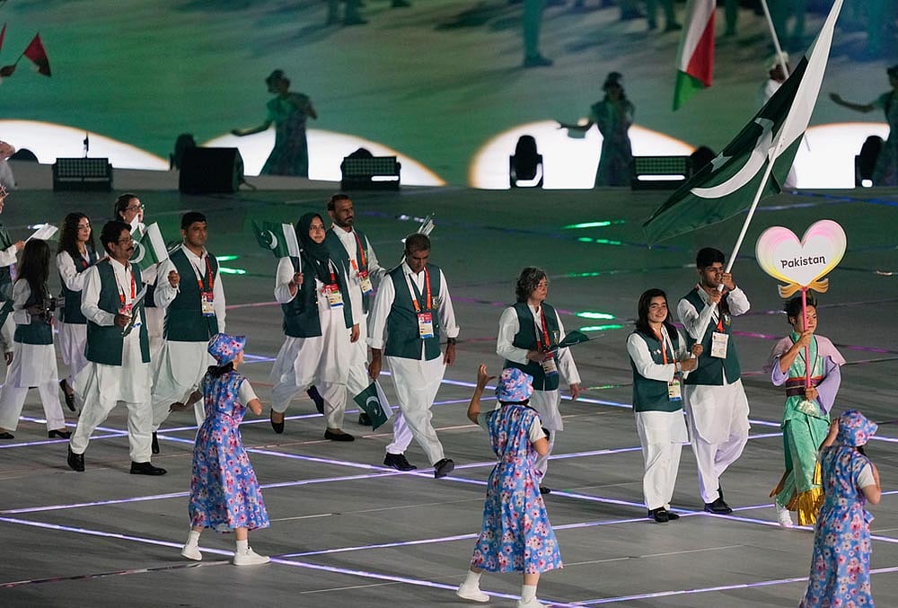 Asian Games Opening Ceremony highlights-Pakistans flag bearers Fatima Sana Khan