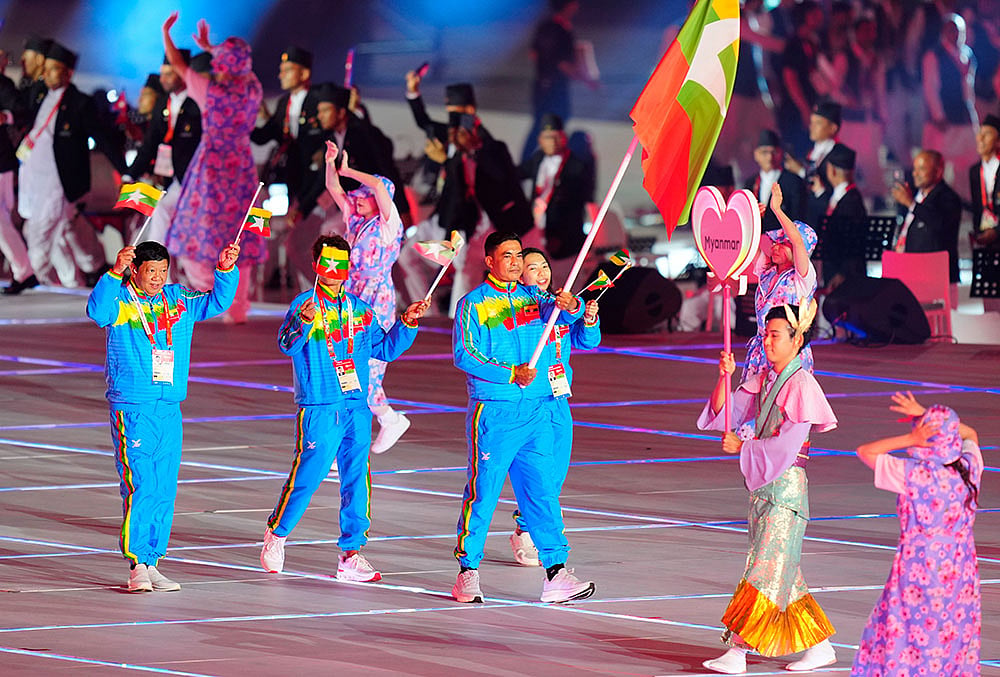 Asian Games Opening Ceremony highlights-Myanmars flag bearers Aung Hsu Mon