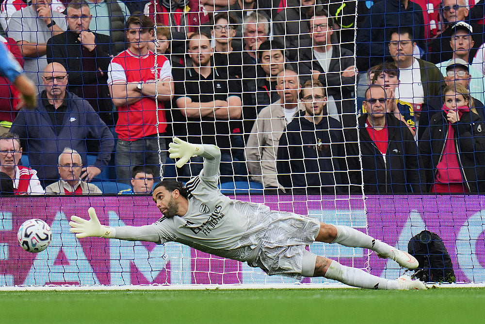 Arsenal's goalkeeper David Raya fails to save second goal during the English Premier League soccer match between Brighton & Hove Albion and Arsenal in Brighton, England. - | Photo: AP/Kin Cheung