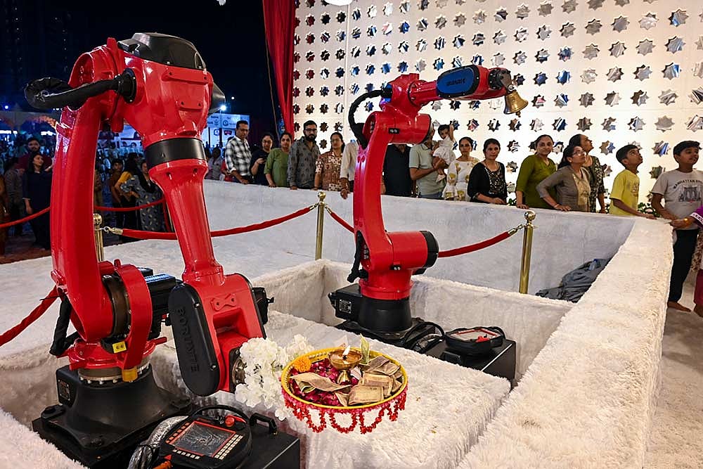 Robot performs Aarti in Rajkot